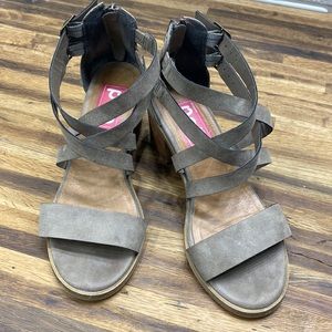 Cute little strappy sandals by Pop